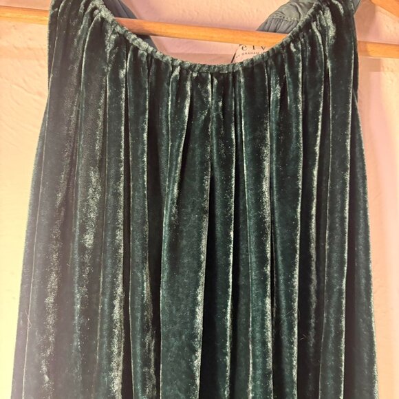 NWT Emerald green velvet backless dress with tie detail - Picture 8 of 8